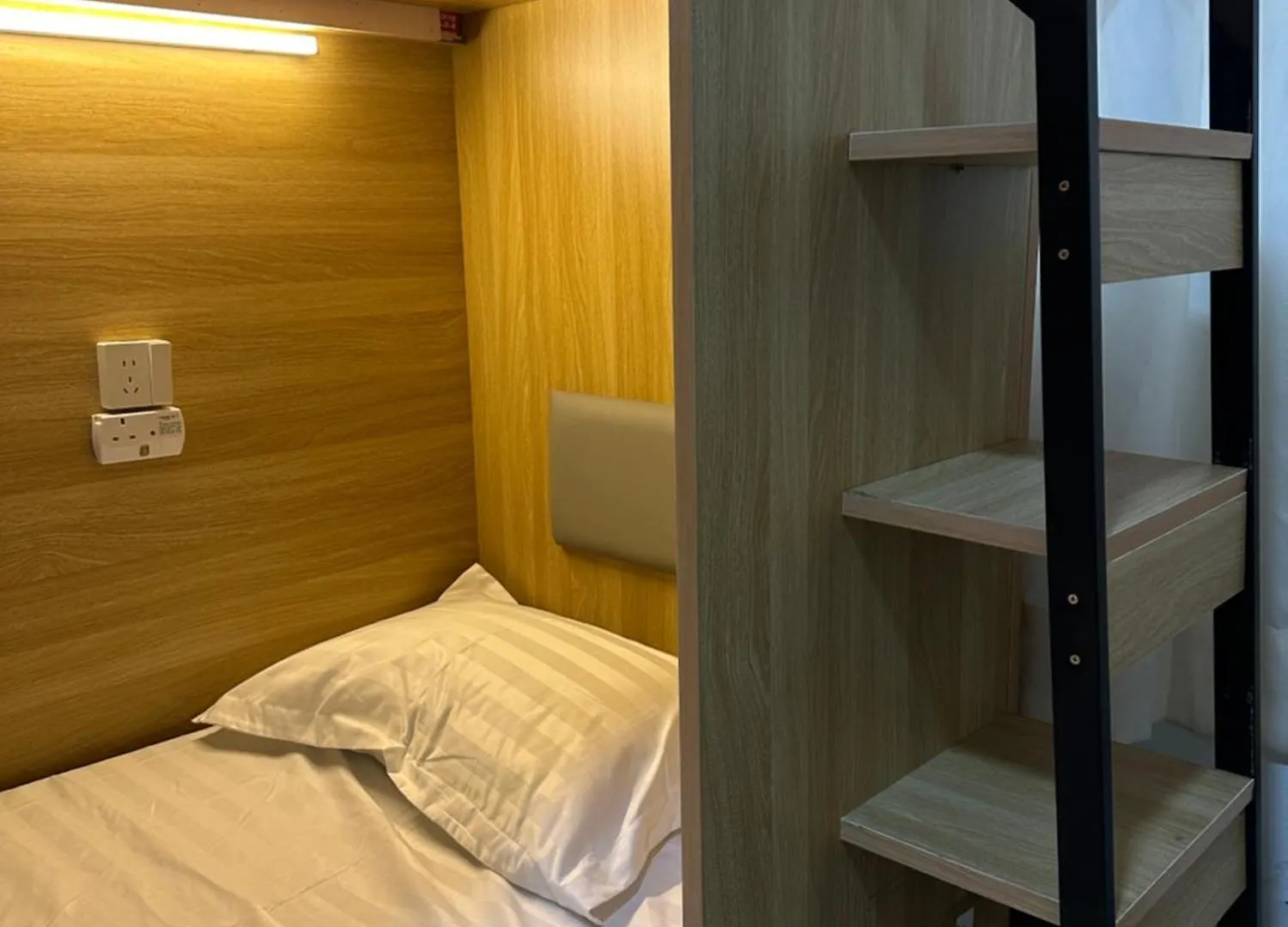 Waveflo Hostel 浪花青旅 Hong Kong China