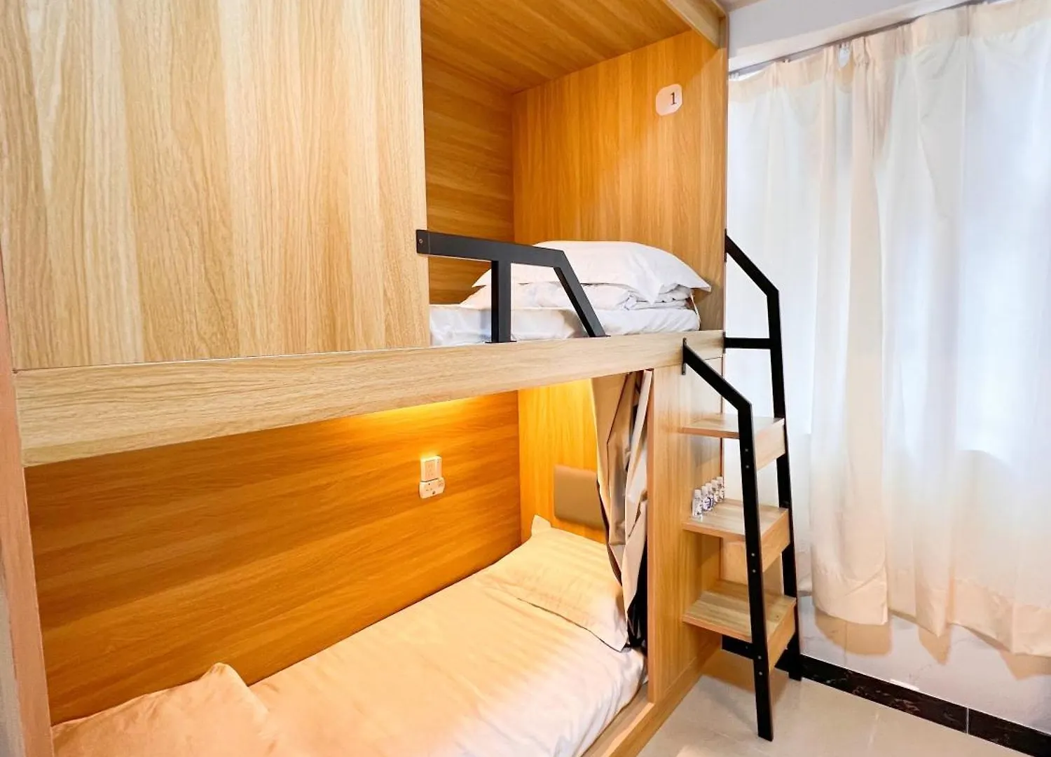 Waveflo Hostel 浪花青旅 Hong Kong 0*,  China
